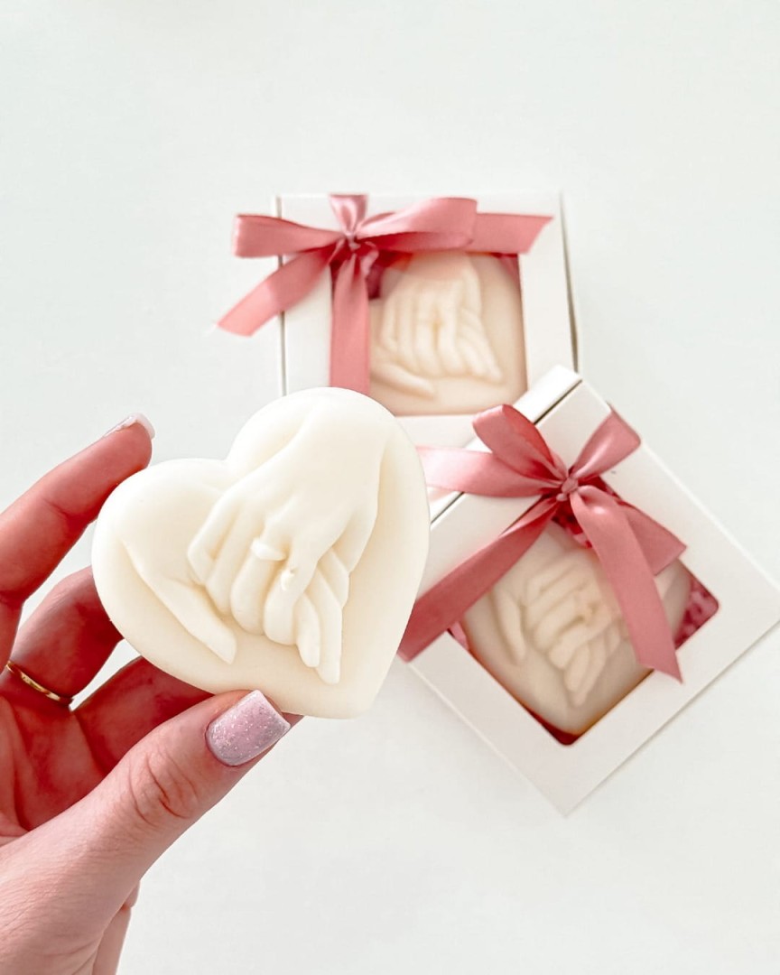 świeca sojowa w kształcie serca z dłońmi candy candles