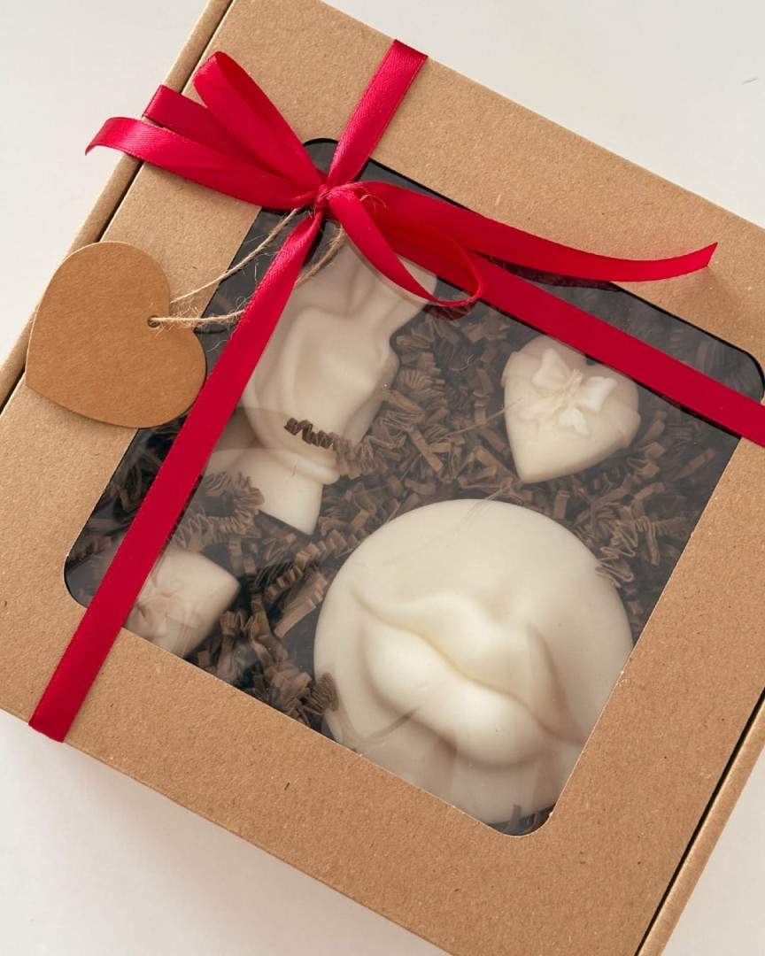 świeca z przytuloną parą w zestawie prezentowym candy candles