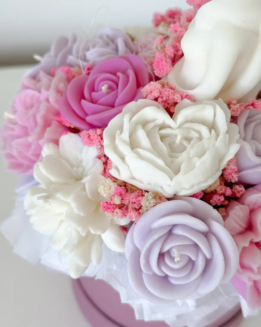Flower box ze świec sojowych z przytuloną parą
