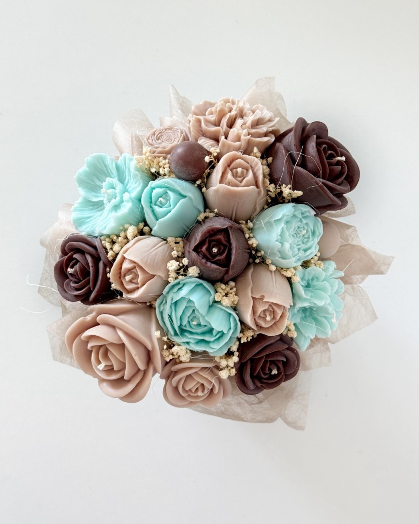 Duży flower box ze świecami sojowymi w odcieniach błękitu i brązu