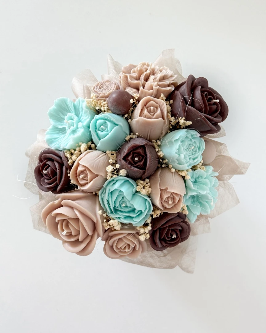 Duży flower box ze świecami sojowymi w odcieniach błękitu i brązu